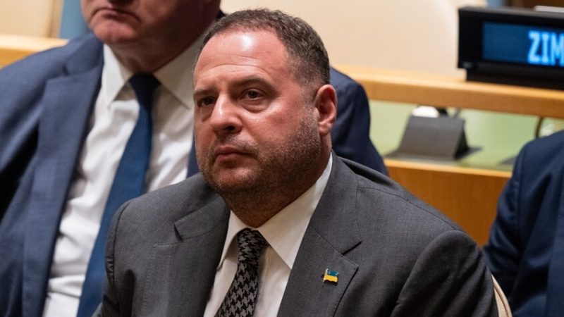 وسائل إعلام أوكرانية: مصادرة هواتف وأجهزة كمبيوتر محمولة ليرماك أثناء عمليات التفتيش في منزله