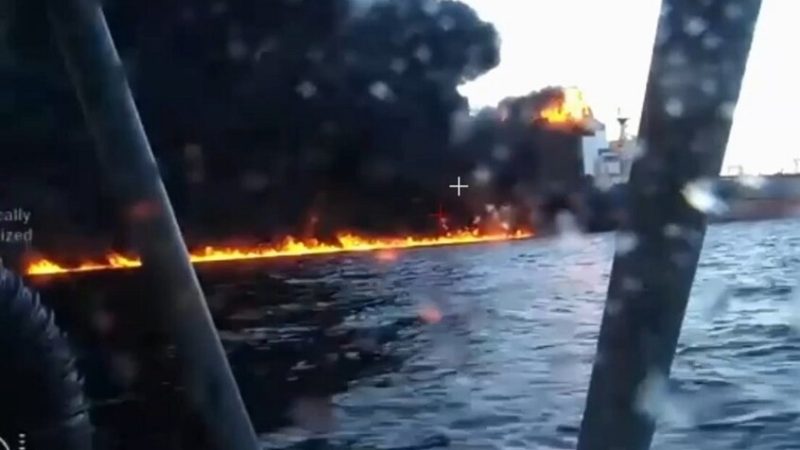 “عملية للمخابرات والبحرية الأوكرانيتين”.. نشر فيديو لاستهداف ناقلتي نفط بزوارق مسيرة في البحر الأسود