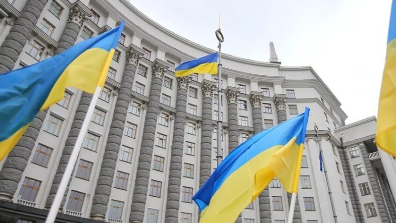 برلماني أوكراني يدعو لتعيين مسؤولين محترفين غير موالين لزيلينسكي