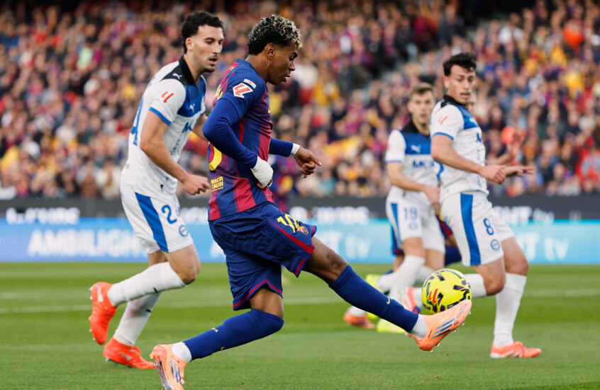 برشلونة يقلب تأخره أمام ألافيس إلى فوز ويعتلي صدارة “الليغا”