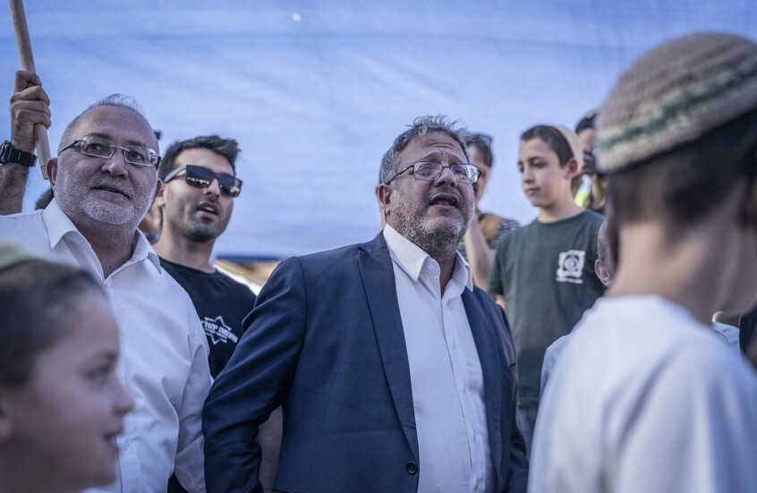 بن غفير يزور مقر الكتيبة التي قتلت فلسطينيين في جنين ويعد قائدها بترقية