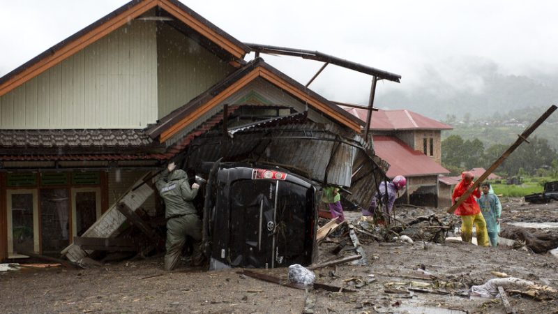 سكان جزيرة سومطرة الإندونيسية يلجأون إلى النهب بعد الفيضانات القاتلة (فيديو)