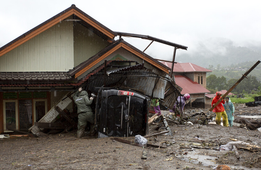 سكان جزيرة سومطرة الإندونيسية يلجأون إلى النهب بعد الفيضانات القاتلة (فيديو)