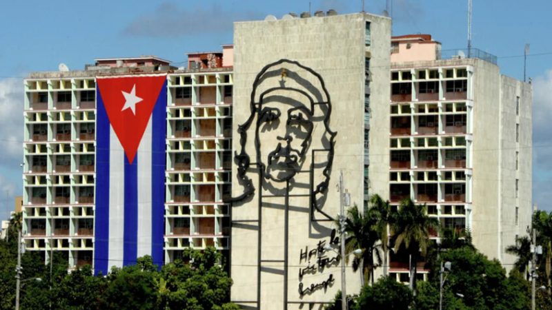 كوبا تدين إغلاق واشنطن المجال الجوي فوق فنزويلا وتصفه بـ”العدوان العسكري”