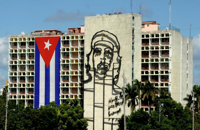 كوبا تدين إغلاق واشنطن المجال الجوي فوق فنزويلا وتصفه بـ”العدوان العسكري”