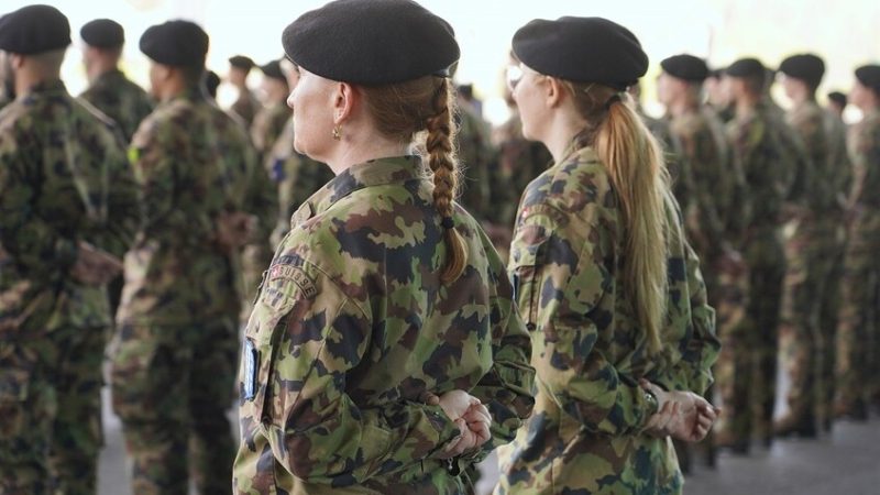 السويسريون يرفضون الخدمة الوطنية الإلزامية للنساء