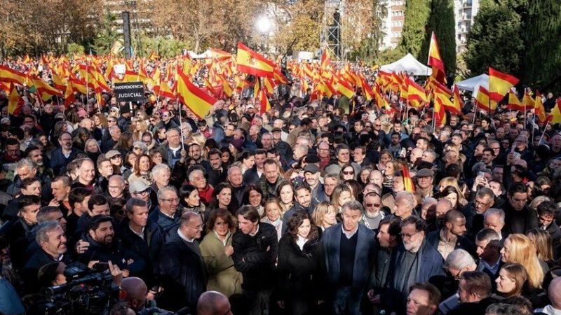 آلاف الإسبان يحتجون في مدريد للمطالبة باستقالة الحكومة وإجراء انتخابات فورية