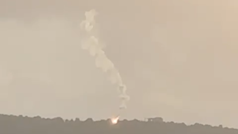 تزامنا مع وصول البابا.. الجيش الإسرائيلي يستهدف منطقة وادي مظلم جنوب لبنان بالقذائف الضوئية (فيديو)