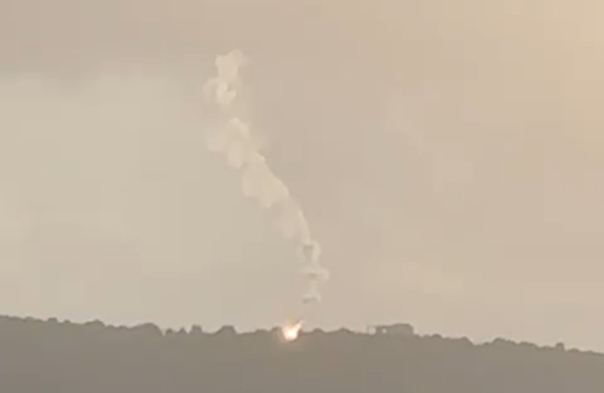 تزامنا مع وصول البابا.. الجيش الإسرائيلي يستهدف منطقة وادي مظلم جنوب لبنان بالقذائف الضوئية (فيديو)