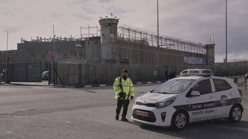 اغتصاب وتعذيب جنسي لصحفي فلسطيني داخل معتقل إسرائيلي يفقده توازنه العقلي