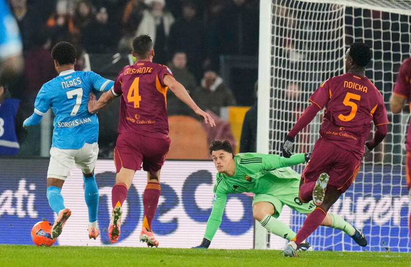 نابولي يسقط روما في عقر داره ويزاحم ميلان على صدارة “الكالتشيو”