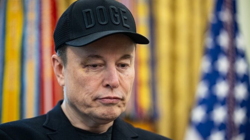 ماسك: الذكاء الاصطناعي واستخدام الروبوتات فقط قادران على حل أزمة الديون الأمريكية