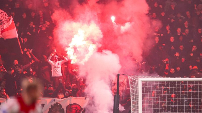 حادثة صادمة في الدوري الهولندي.. تكريم يتحول إلى كارثة داخل ملعب أياكس