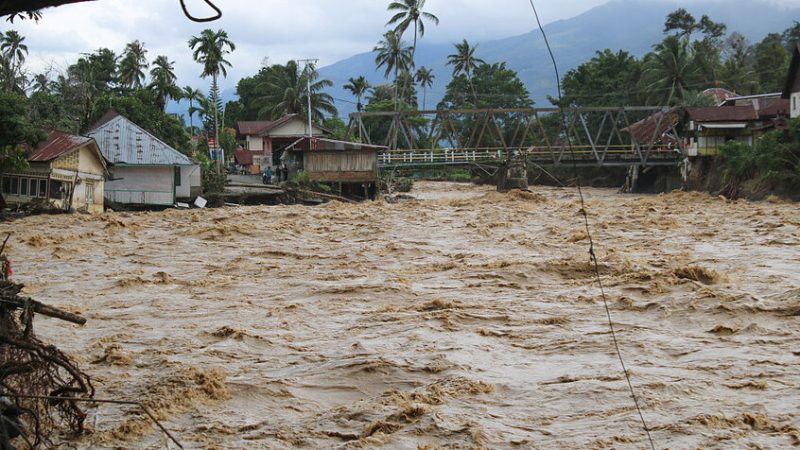 ارتفاع حصيلة ضحايا الفيضانات في إندونيسيا إلى نحو 600 قتيل