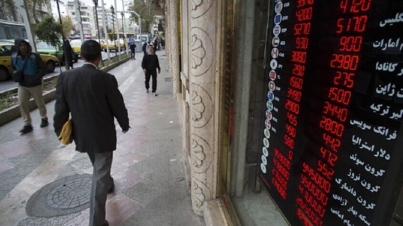 الريال الإيراني ينهار.. لن تصدق كم يساوي الدولار الواحد من الريالات!