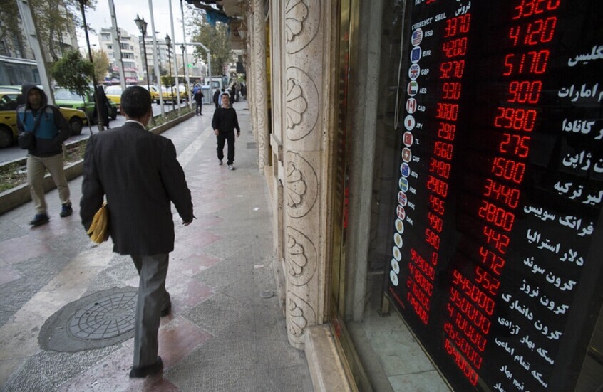 الريال الإيراني ينهار.. لن تصدق كم يساوي الدولار الواحد من الريالات!
