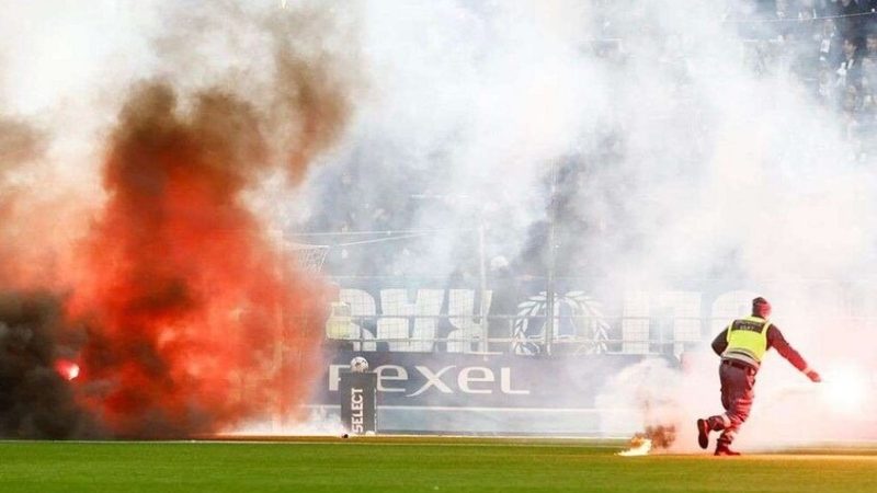 احتراق أرضية ملعب والمرمى بسبب جماهير غاضبة (فيديو)