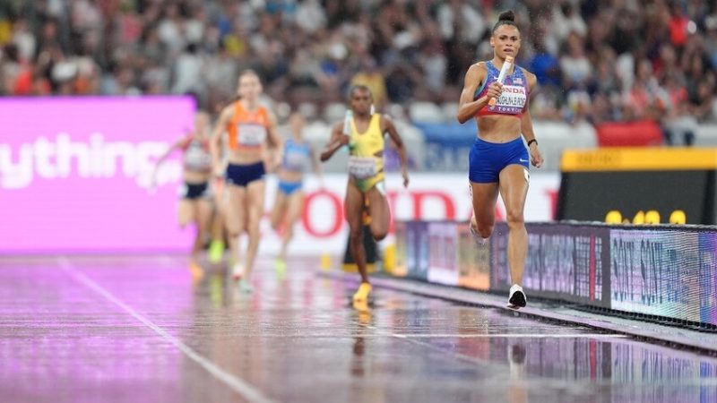 العداءة سيدني ماكلولين-ليفروون تتوج بجائزة الأفضل في ألعاب القوى