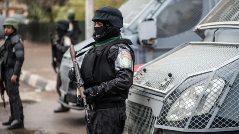 مصر.. مقتل شرطي ومصرع 4 عناصر إجرامية خطيرة في تبادل إطلاق نار