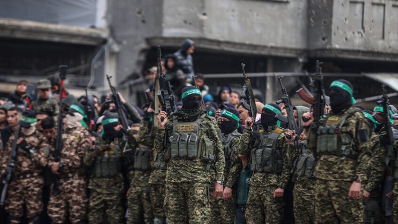 “نيويورك تايمز” نقلا عن مسؤولين إسرائيليين واستخبارات عرب: حماس تستعيد قوتها بقطاع غزة وتملأ الفراغ