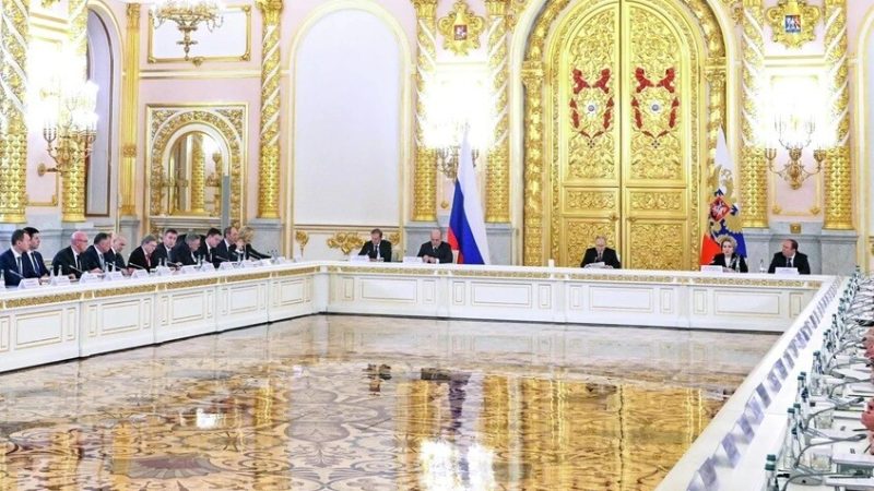 بوتين يأمر بتقليل العمالة غير القانونية وجعل الاقتصاد أكثر شفافية