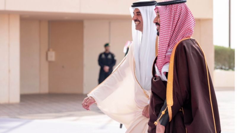 حفاوة استقبال الأمير محمد بن سلمان للشيخ تميم بن حمد تثير تفاعلا واسعا (فيديو + صور)