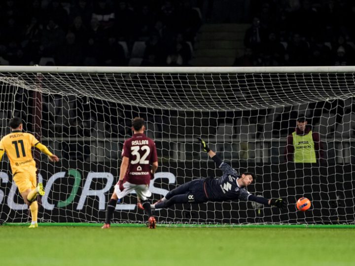 ميلان يحقق “ريمونتادا” مثيرة ضد تورينو ويستعيد صدارة الدوري الإيطالي