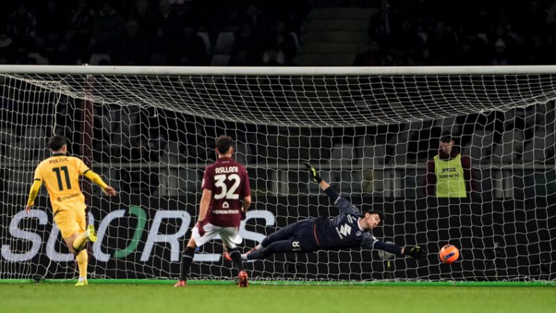 ميلان يحقق “ريمونتادا” مثيرة ضد تورينو ويستعيد صدارة الدوري الإيطالي