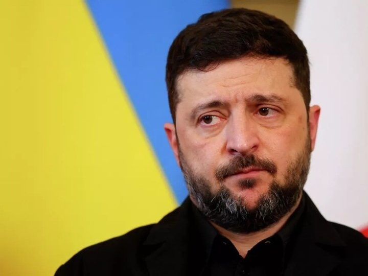 “أكسيوس”: الولايات المتحدة تضغط على زيلينسكي لقبول تسوية تتضمن تنازلات إقليمية