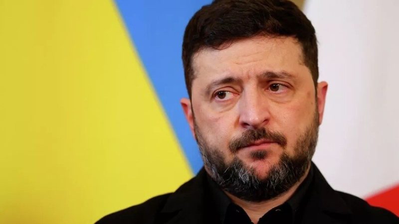 “أكسيوس”: الولايات المتحدة تضغط على زيلينسكي لقبول تسوية تتضمن تنازلات إقليمية