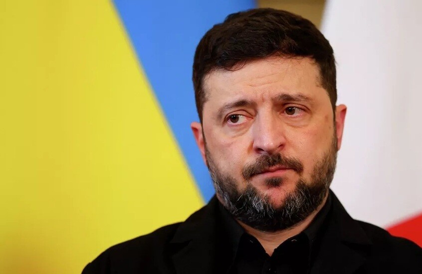 “أكسيوس”: الولايات المتحدة تضغط على زيلينسكي لقبول تسوية تتضمن تنازلات إقليمية