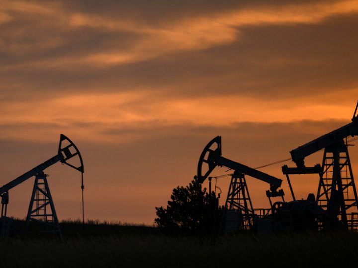 استقرار النفط وسط تركيز الأسواق على محادثات السلام وقرار الفائدة