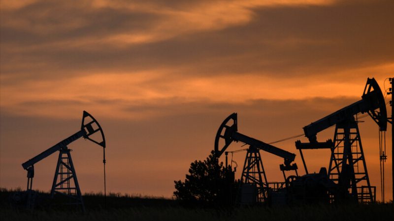 استقرار النفط وسط تركيز الأسواق على محادثات السلام وقرار الفائدة