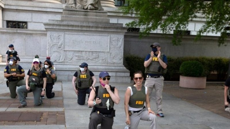 دعوى قضائية ضد قادة FBI تتهمهم بفصل عملاء ركعوا خلال احتجاجات فلويد