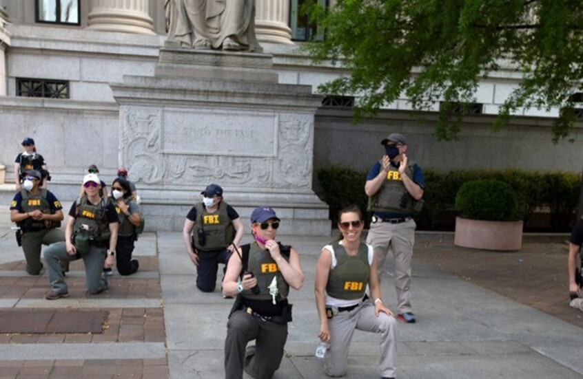 دعوى قضائية ضد قادة FBI تتهمهم بفصل عملاء ركعوا خلال احتجاجات فلويد
