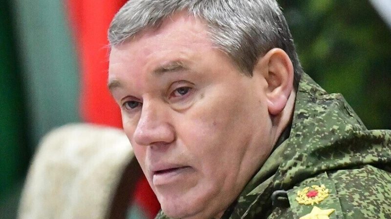 رئيس الأركان الروسي يتفقد قوات “المركز” جنوب أوكرانيا