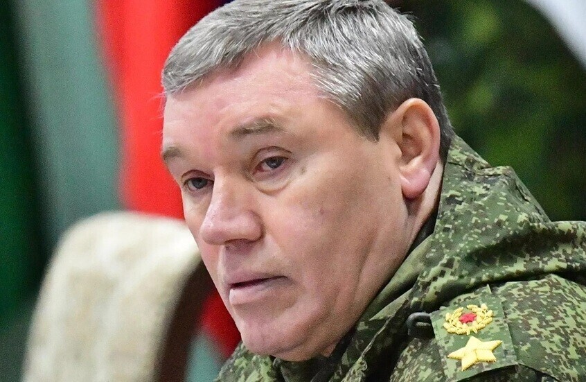 رئيس الأركان الروسي يتفقد قوات “المركز” جنوب أوكرانيا