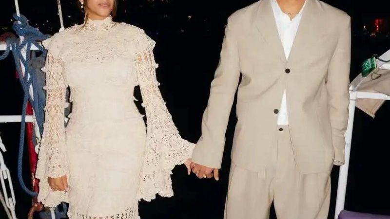 قبل الانضمام إلى منتخب مصر.. عمر مرموش يعلن خطوبته (صور)