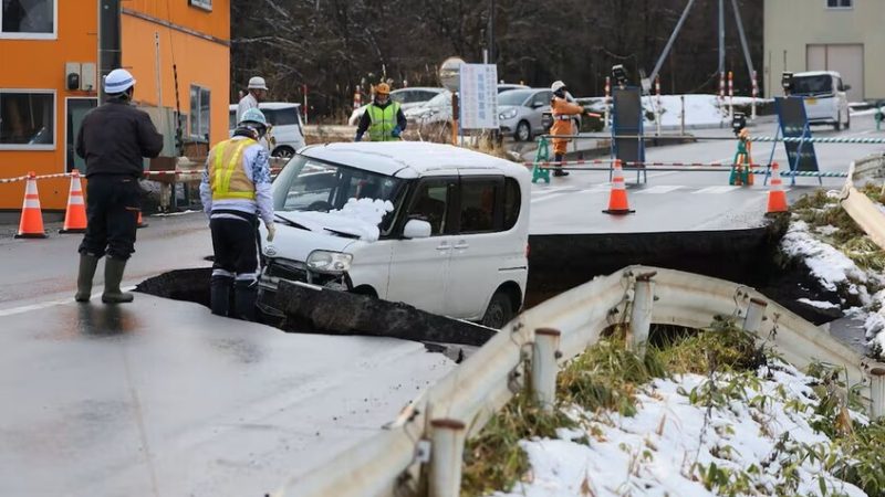 اليابان.. إصابة 30 شخصا إثر زلزال بقوة 7.5 درجات وموجات تسونامي (فيديو)