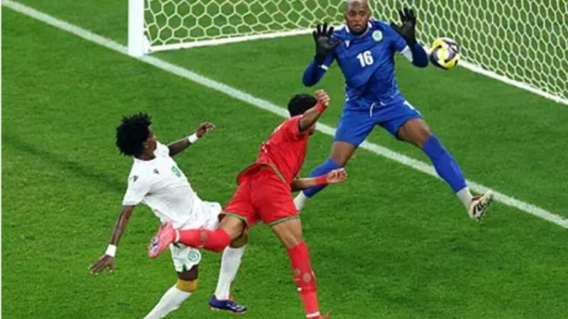 خطأ كارثي لحارس جزر القمر يمنح عُمان هدفا غريبا في كأس العرب 2025 (فيديو)