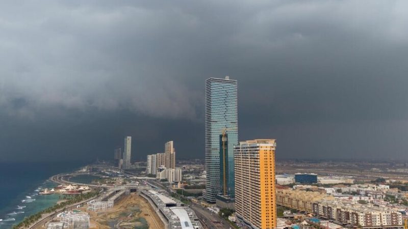 إنذار أحمر في جدة.. أمطار رعدية ورياح عاتية تجتاح المدينة (فيديو)
