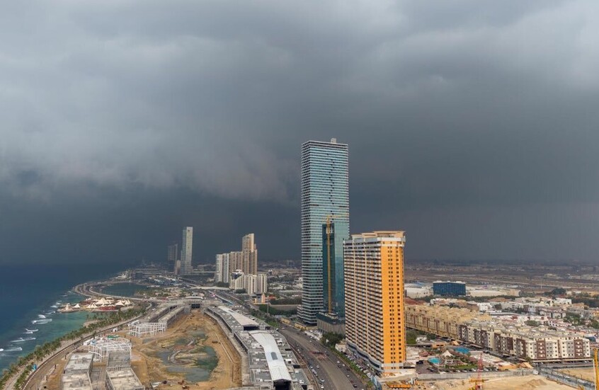 إنذار أحمر في جدة.. أمطار رعدية ورياح عاتية تجتاح المدينة (فيديو)