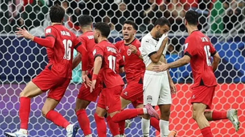 منتخب مصر يتلقى خسارة ثقيلة من الأردن ويودع بطولة كأس العرب مبكرا (فيديو)