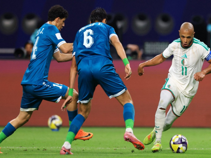 الجزائر تهزم العراق وتنتزع صدارة المجموعة الرابعة في كأس العرب (فيديو)