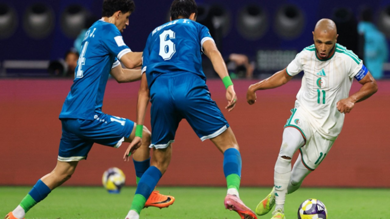 الجزائر تهزم العراق وتنتزع صدارة المجموعة الرابعة في كأس العرب (فيديو)