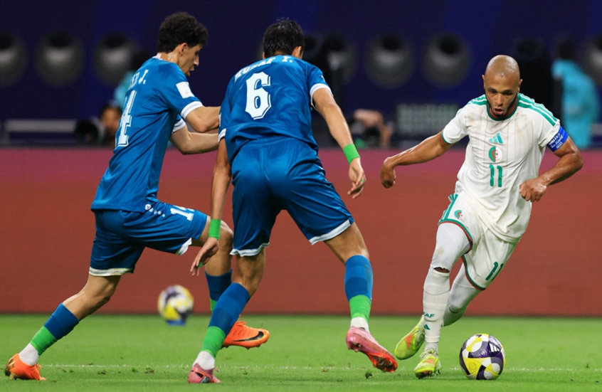 الجزائر تهزم العراق وتنتزع صدارة المجموعة الرابعة في كأس العرب (فيديو)