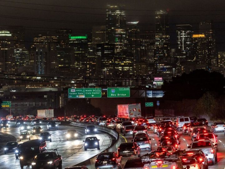 الولايات المتحدة.. فيديو لطائرة سقطت على طريق مكتظ بالسيارات