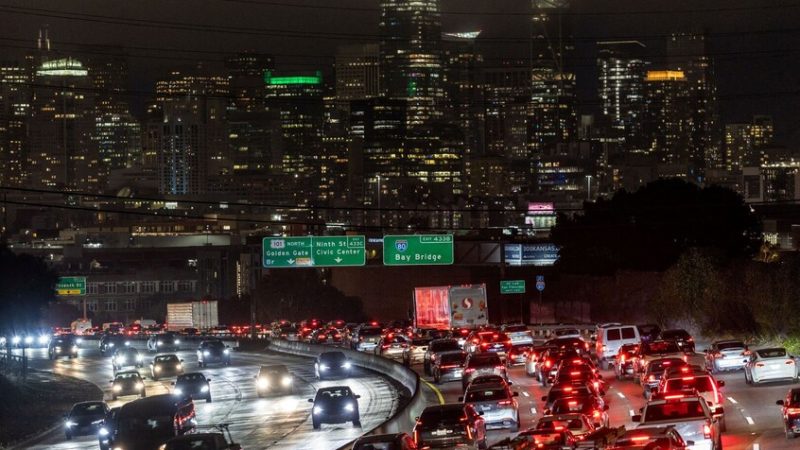 الولايات المتحدة.. فيديو لطائرة سقطت على طريق مكتظ بالسيارات