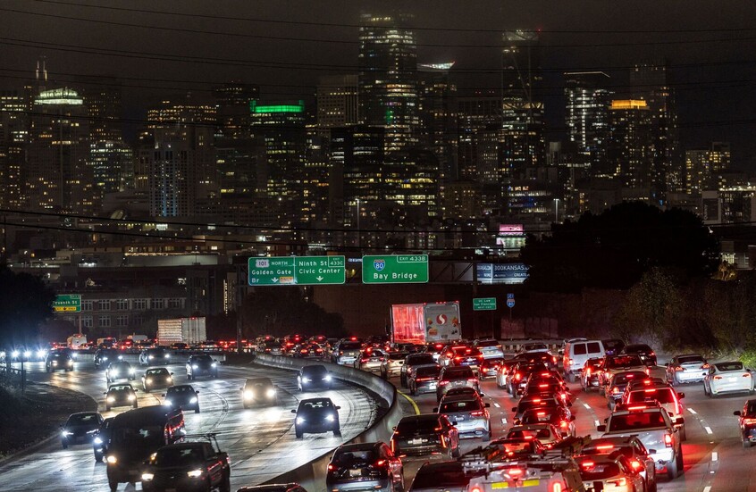 الولايات المتحدة.. فيديو لطائرة سقطت على طريق مكتظ بالسيارات