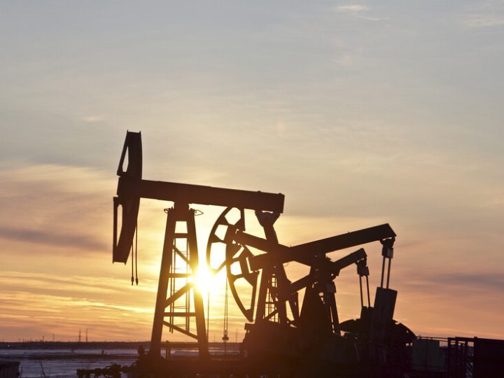 صعود النفط وسط تقييم الأسواق لمفاوضات أوكرانيا وترقب بيانات المخزونات الأمريكية